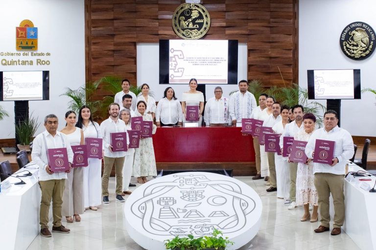 Estefanía Mercado entrega al Cabildo la glosa del Primer Informe de Trabajo de Playa del Carmen 1 IMG 20250917 WA0028