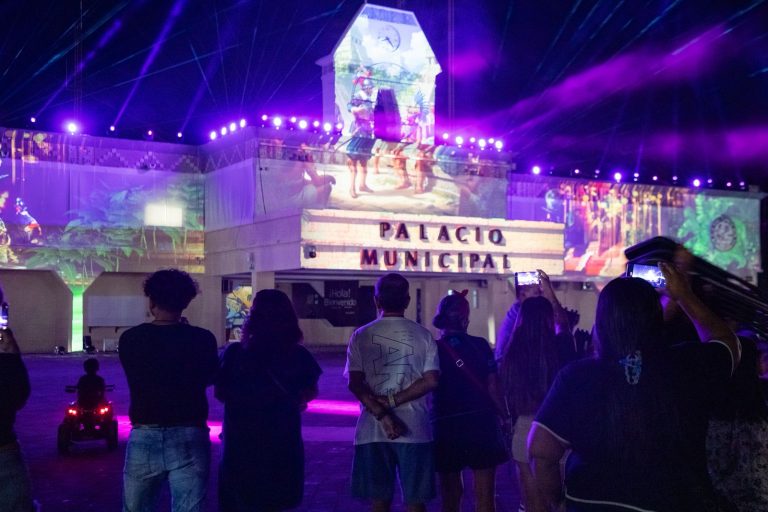 Familias playenses y visitantes disfrutan espectacular videomaping sobre la independencia de México 2 WhatsApp Image 2025 09 14 at 11.31.27 PM 1