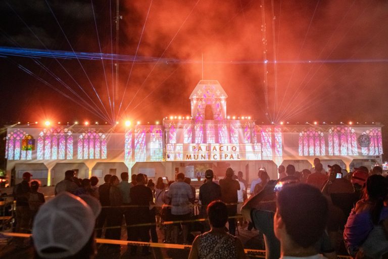 Familias playenses y visitantes disfrutan espectacular videomaping sobre la independencia de México 3 WhatsApp Image 2025 09 14 at 11.31.28 PM