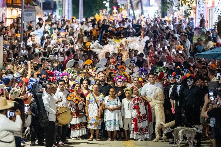 Miles de personas abarrotan la Quinta Avenida de Playa del Carmen durante el desfile “U Xiímbal Pixano’ob. Paseo de los Pixanes” 1 IMG 20251102 WA0089