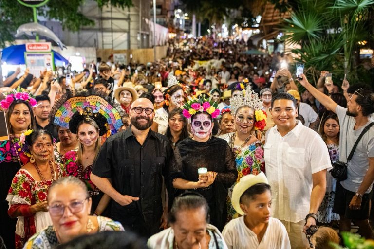 Miles de personas abarrotan la Quinta Avenida de Playa del Carmen durante el desfile “U Xiímbal Pixano’ob. Paseo de los Pixanes” 2 IMG 20251102 WA0090