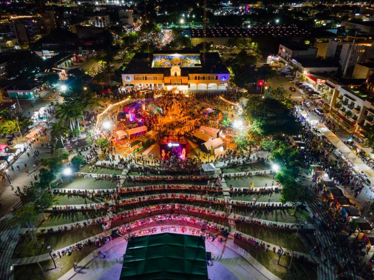 Miles de personas abarrotan la Quinta Avenida de Playa del Carmen durante el desfile “U Xiímbal Pixano’ob. Paseo de los Pixanes” 3 IMG 20251102 WA0098
